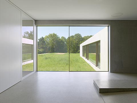 Las grandes ventanas de aluminio Lessframe permiten una visión especial del exterior